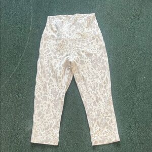 lululemon athletica pants Women’s 4 Leggings jogging in White and Gray Pattern